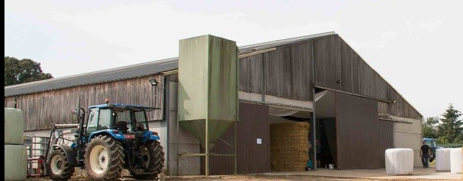 Bâtiment et tracteur de notre ferme à Poncelle avant l’incendie